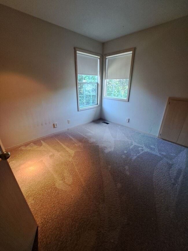 Building Photo - Stunning Home - Spacious Rooms !  Large yard