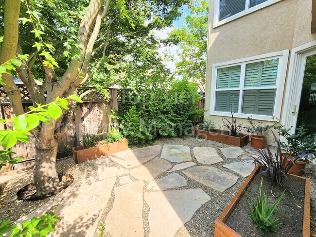 Building Photo - Stunning Newly Remodeled 4 bed / 2.5 bath ...