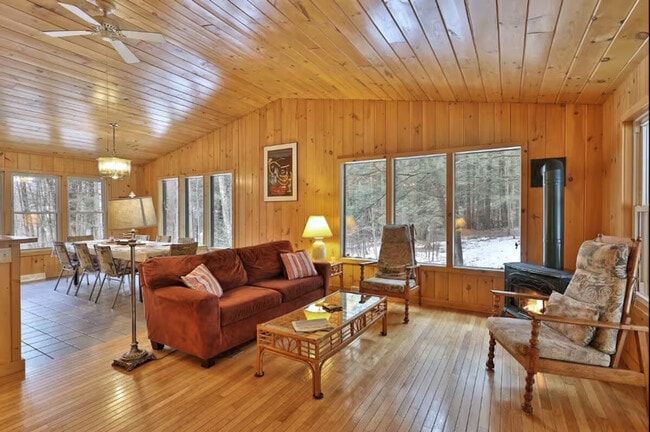 Building Photo - 4155 Lake Shore Dr