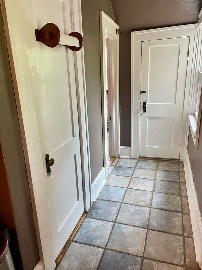 Building Photo - Beautiful Historic Kenilworth 3 bed, 1.5 b...