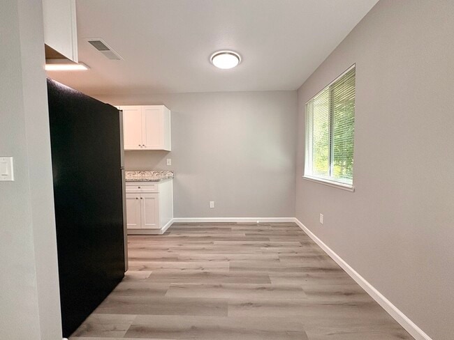 Building Photo - Beautifully updated Auburn apartment!