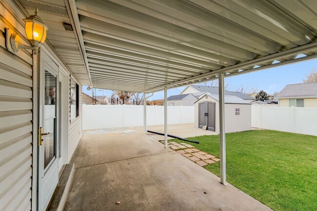 Building Photo - Modern 3 Bed, 2 Bath Home with LVP Flooring & 2-Car Garage! - Available NOW!