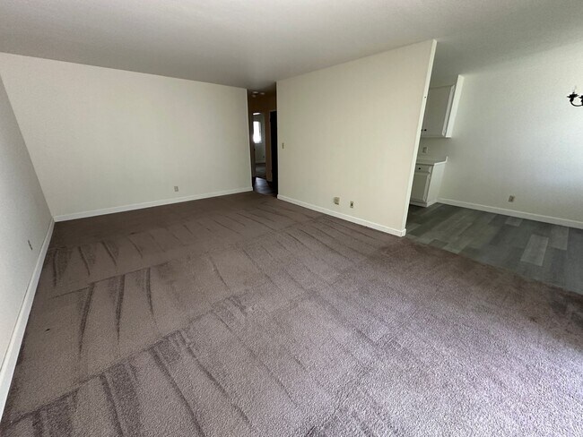 Building Photo - 2 bedroom 2 bath, large patio deck, commun...