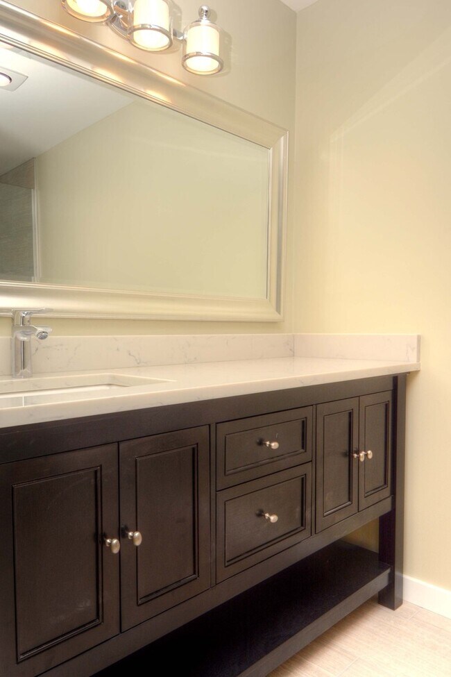 Building Photo - South Lake Union / Queen Anne Condo at The...