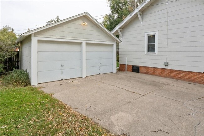 Building Photo - 3 BEDROOM, PLUS 1 BONUS ROOM, 2 BATHROOM SINGLE FAMILY HOME CLOSE TO DOWNTOWN CHEYENNE