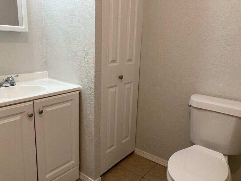 Building Photo - 204 Kellywood Mnr