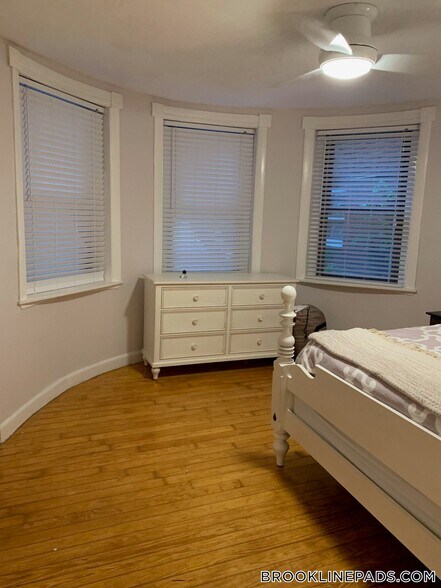 Building Photo - 1728 Beacon St