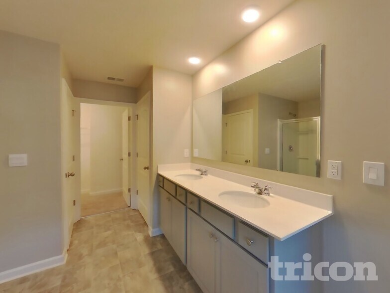 Building Photo - 864 Bentley Dr