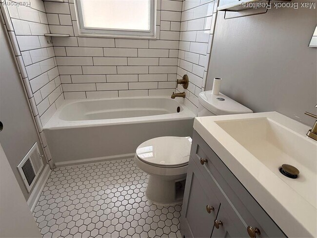 Building Photo - 2105 Rowland Ave