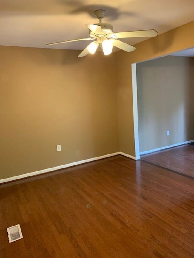 Building Photo - Spacious 3 BR, 2.5 BA townhouse with finis...