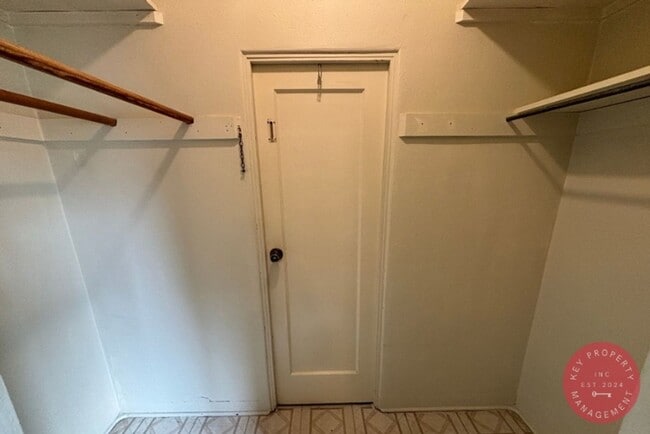 Building Photo - Charming 1-Bedroom Upstairs Unit Near San ...