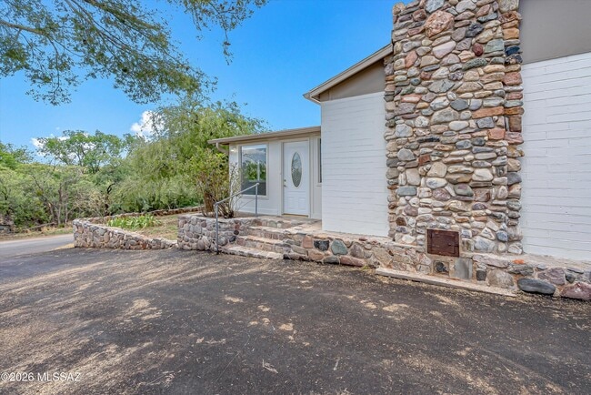 Building Photo - 730 N Robles Rd
