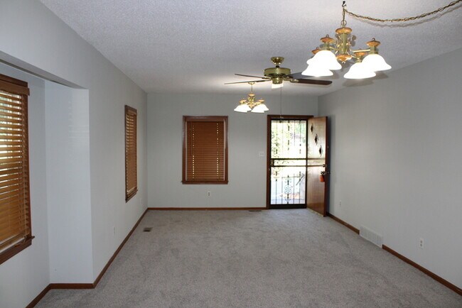 Building Photo - 3bed 2 bath in KCK off Turner and I-635