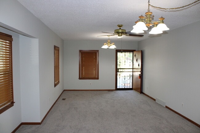 Building Photo - Move in Special - 3bed 2 bath in KCK off T...