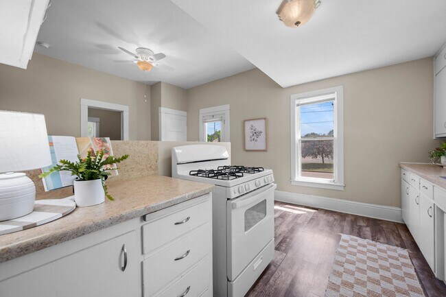 Building Photo - 2 or 3 bed/1 bath house in Indian Hills av...