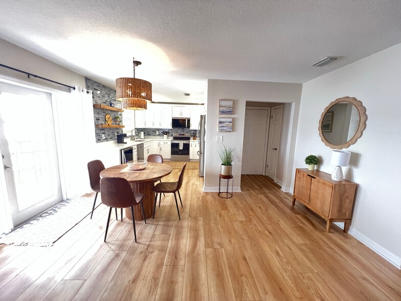 Building Photo - 201 Pompano Dr SE