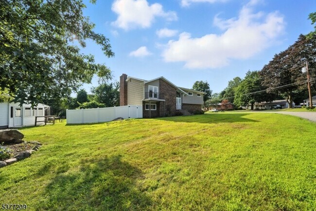 Building Photo - 31 Crescent Dr