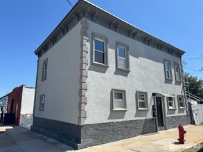 Building Photo - 542 Miller St