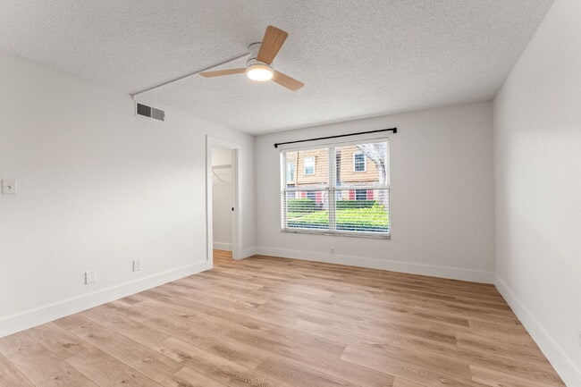 Building Photo - Charming Condo Retreat in Winter Park - Spacious 727 sq. ft. Home with lots of Community Features!