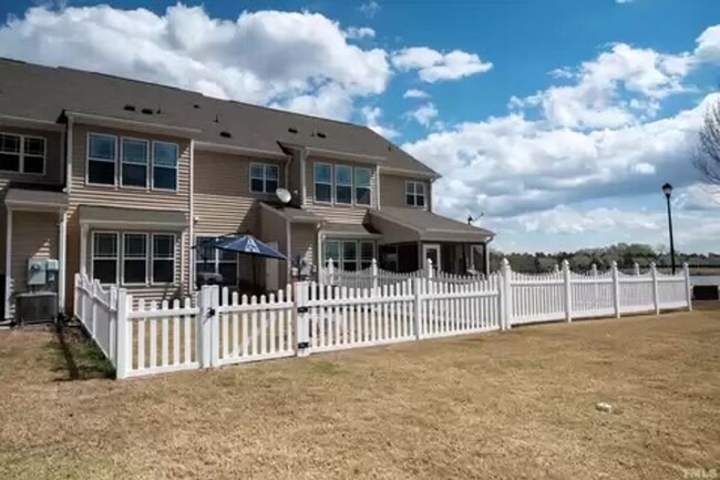 Building Photo - Townhome in Flowers Plantation with Water ...