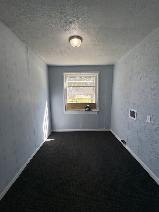 Building Photo - Two bedroom one bathroom home for rent