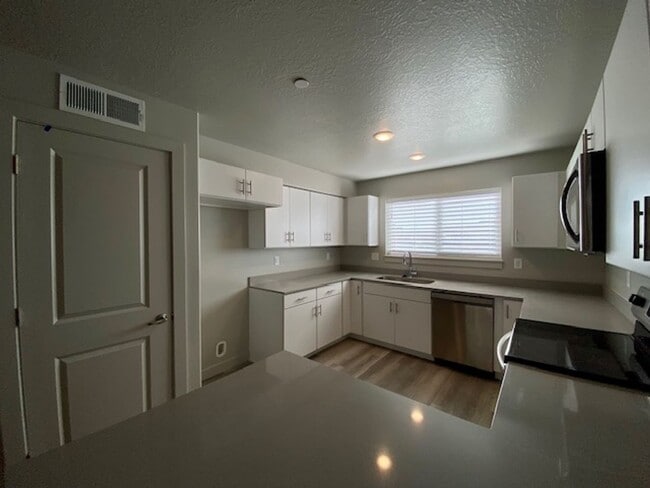 Building Photo - APARTMENT IN GREAT LOCATION FOR RENT!