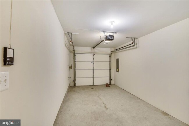 Building Photo - Beautifully maintained townhouse in Lake L...