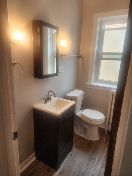 Building Photo - 4842 Elm St