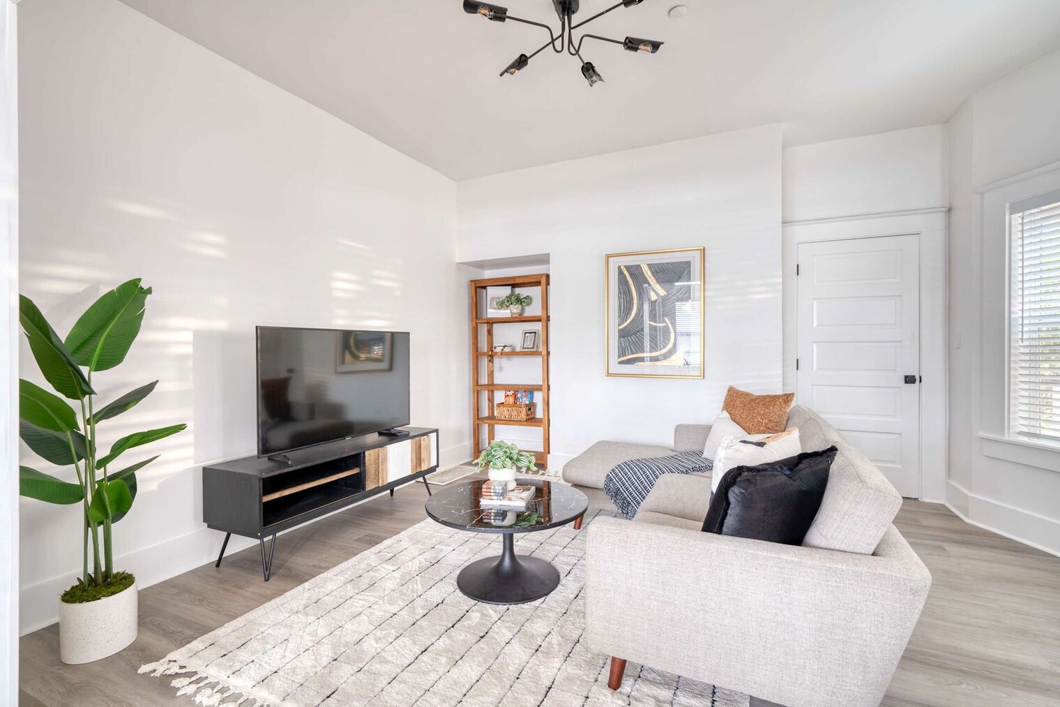 Building Photo - 317 NE Beech St