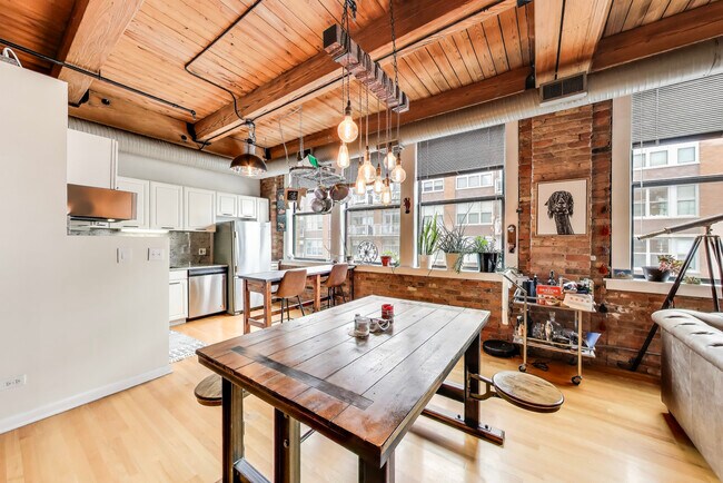 Building Photo - 913 W Van Buren St