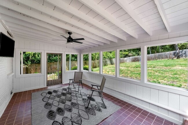 Building Photo - 5656 Kendall Dr