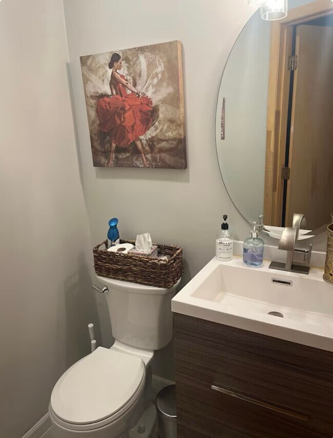 Building Photo - 914 Crestwood Ln