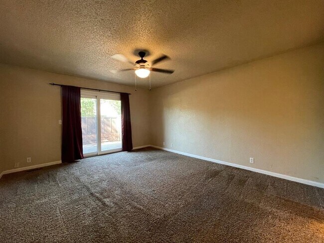 Building Photo - 4707 Hemlock Ln