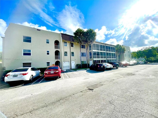 Building Photo - 2700 Riverside Dr