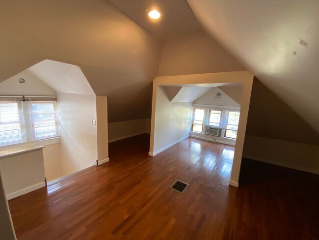 Building Photo - 2334 Indianola Ave