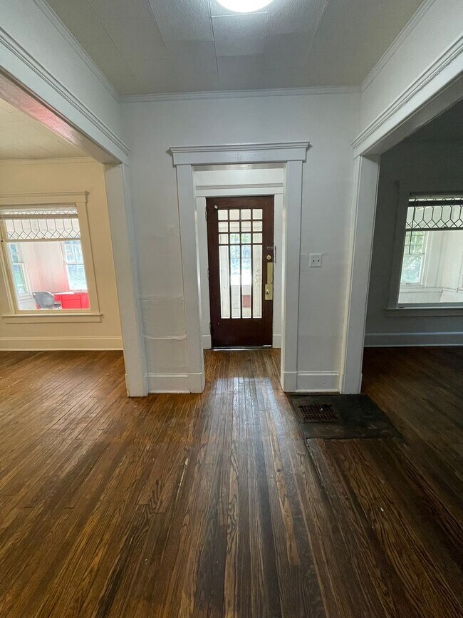 Building Photo - Spacious Home Near U-M | Enclosed Porch, In-Unit Laundry, & On-site Parking!