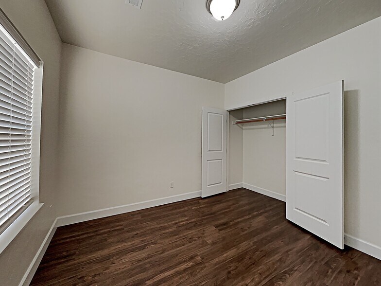 Building Photo - 400 E Sicily Dr