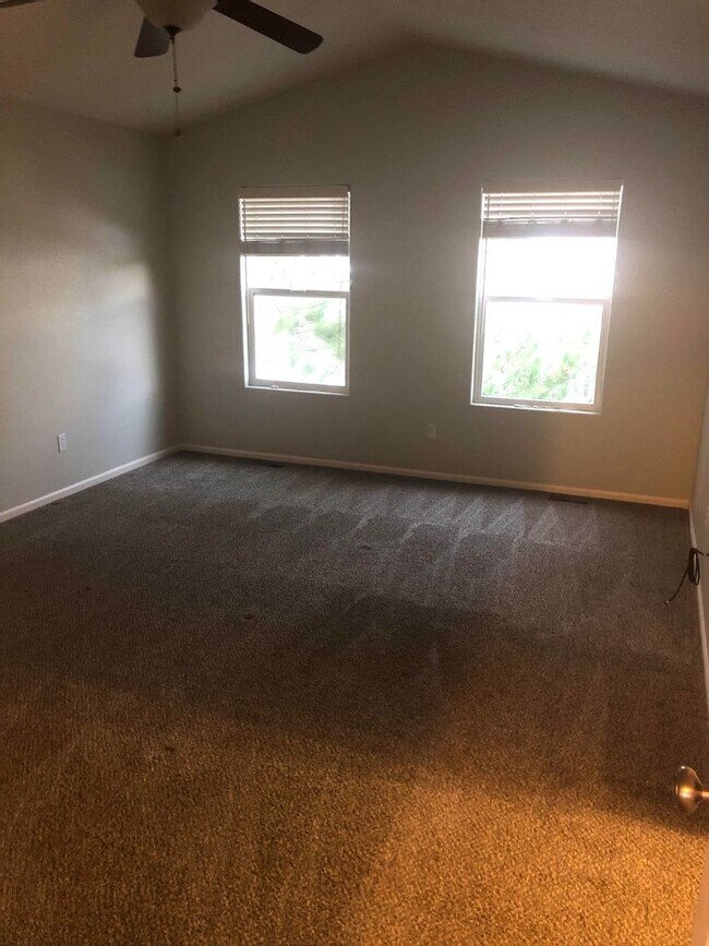 Building Photo - Well Maintained 2 Bed 3 Bath 2 Car Two-sto...