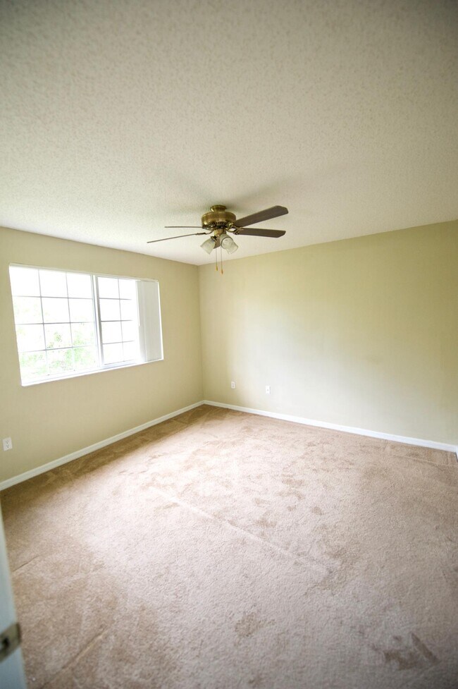 Building Photo - 1100 Crestwood Ct S