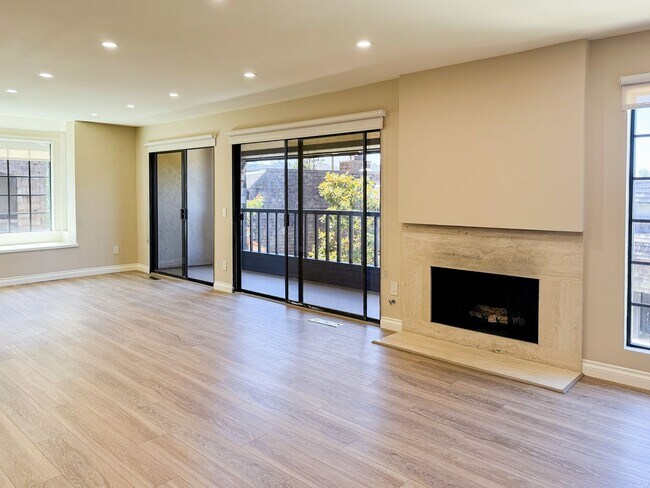 Building Photo - Luxurious Coastal Living: Fully Remodeled 3-Bed, 3.5-Bath with Ocean Views in Sea Point