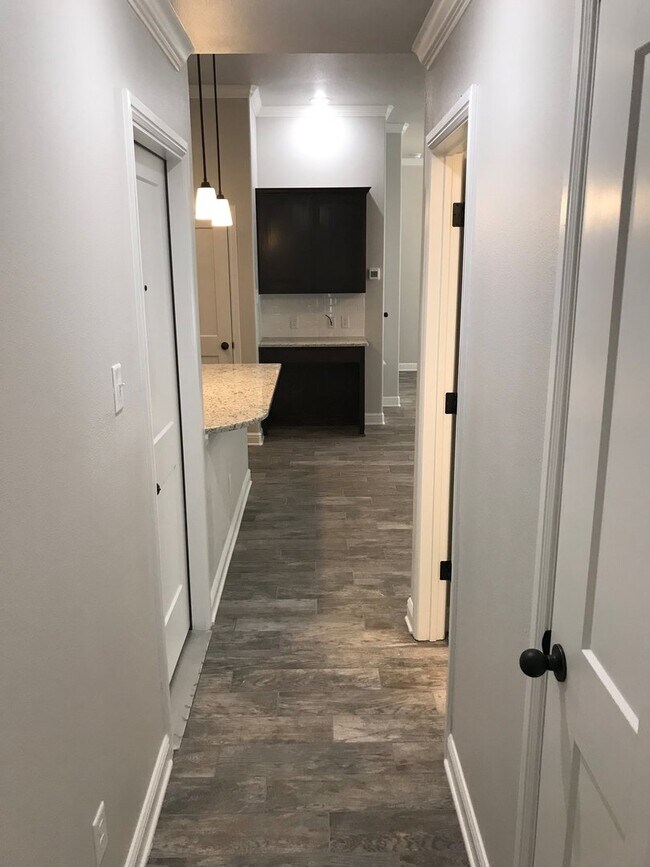 Building Photo - Gorgeous 2 bed/2 bath near Bunny Trail