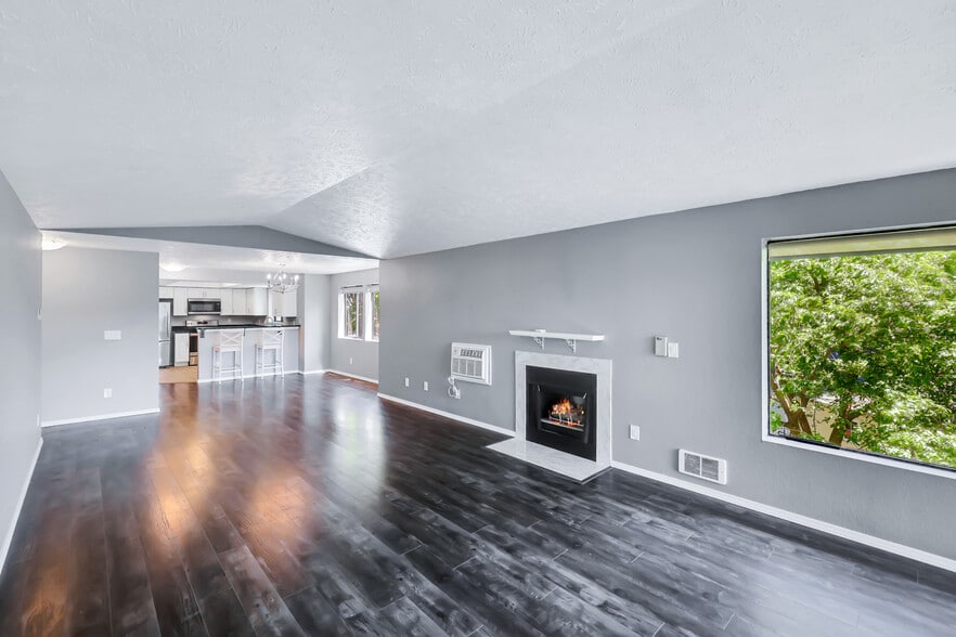Primary Photo - 162 S Coeur Dalene St