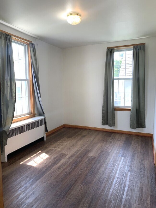 Building Photo - 5065 Buchanan Trail E