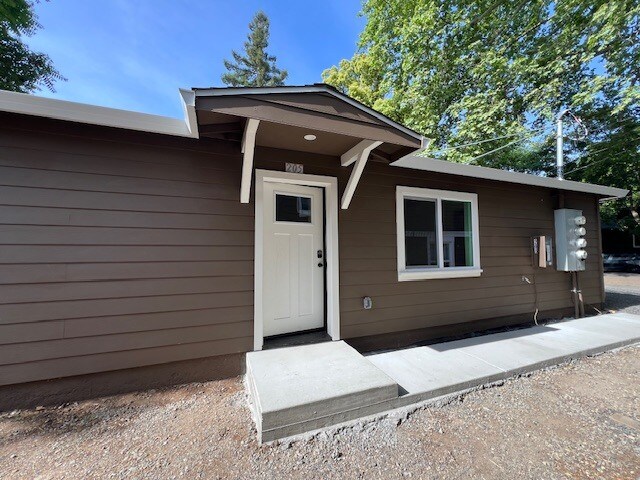 Building Photo - 205 W 20th St