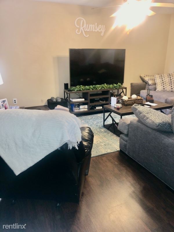 Building Photo - 2 br, 2.5 bath Townhome - 2305 Kingsway Dr