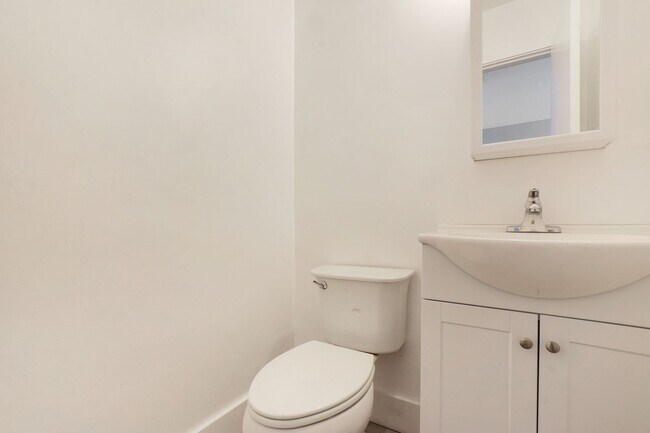 Building Photo - 2 Bed / 1 and 1/2 Bath Townhouse in Highla...