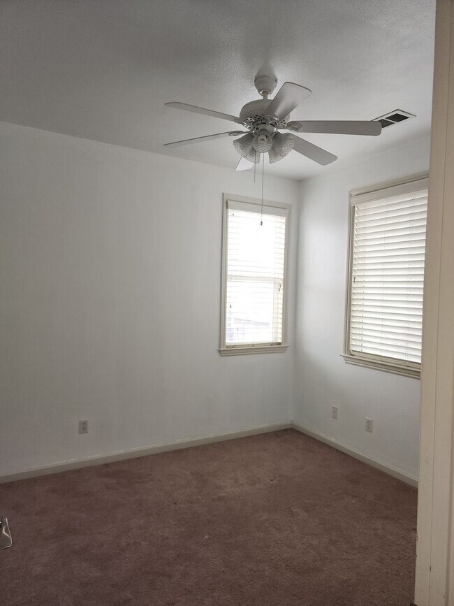 Building Photo - 5 Bedroom 3 Bathroom with 3 car Garage in the Sylvan School District