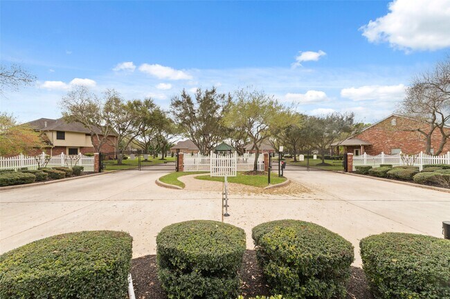 Building Photo - 3505 Parkside Dr