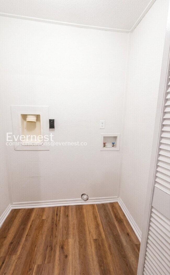 Building Photo - 3 Bed/1 Bath Home with Off-Street Parking / Vouchers Accepted / Available Now!