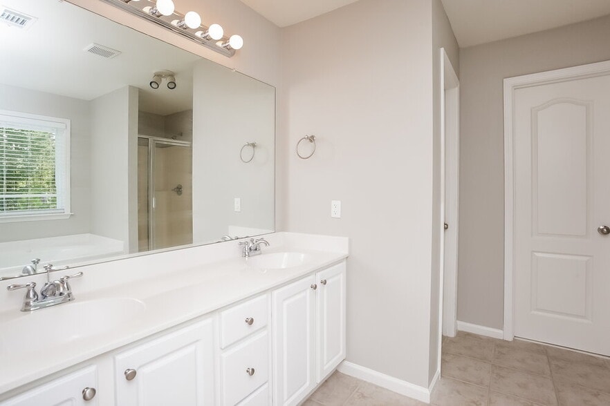 Building Photo - 2528 Mockingbird Ln